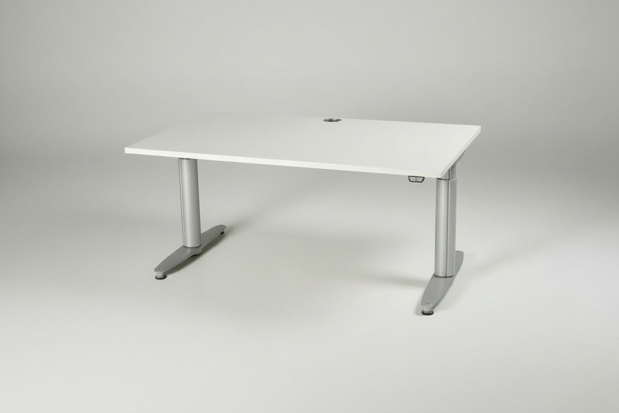 Kinnarps T-Serie hæve-sænkebord i hvid laminat set forfra med robuste metalsøjler og ergonomisk design.
